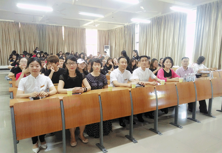 根扎厚土     枝指蓝天